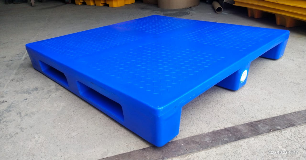 Roto molded pallet